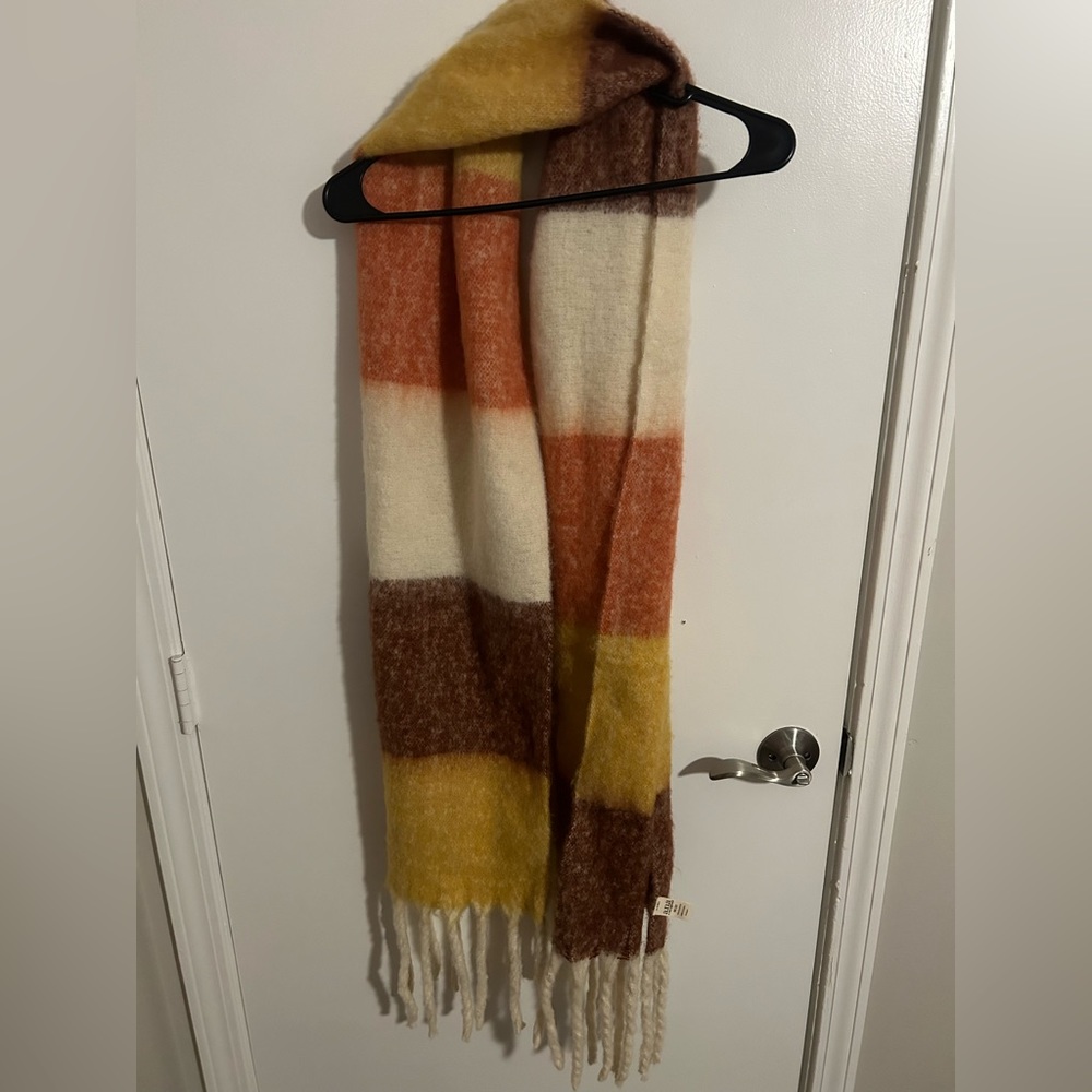 One size. Big scarf.